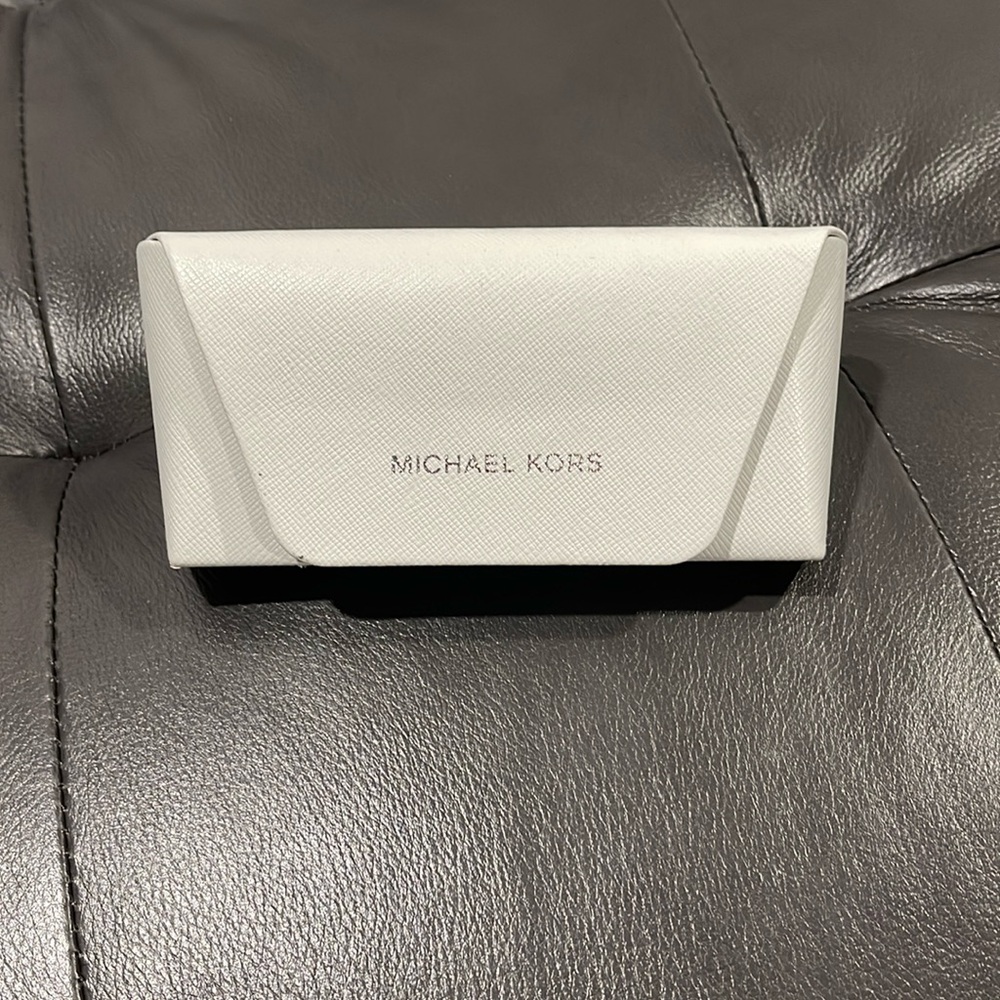CLEARANCE 🔥🔥 
Authentic Michael Kors eyeglass case with cleaning cloth